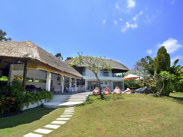 Bali Family Villas - Villa Kami - grass lawn