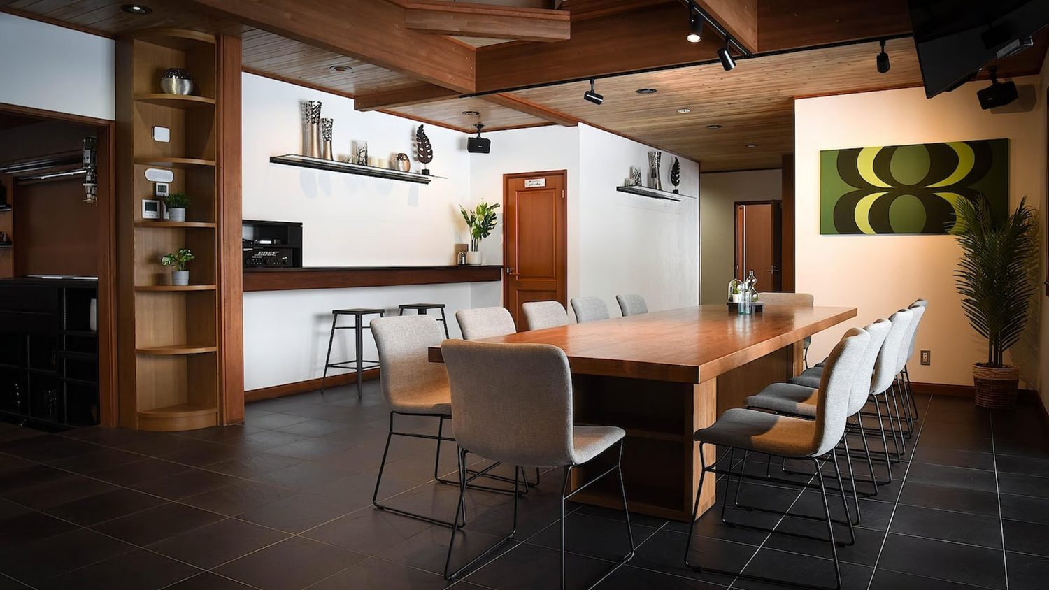 chalet-powderhouse-dining-table-and-spacious-area-for-families