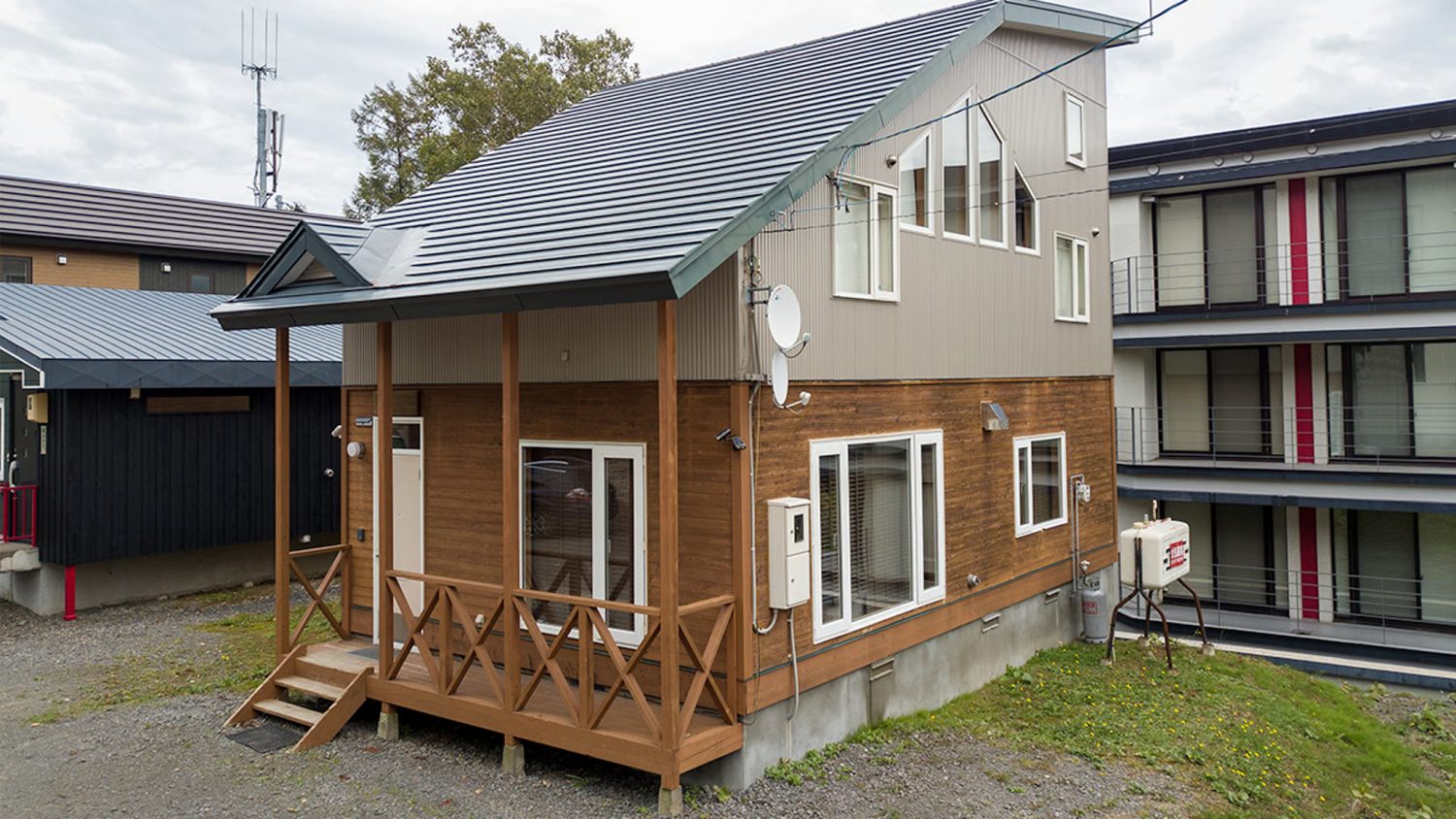 powder-cottage-surrounding-for-honeymoon-in-niseko