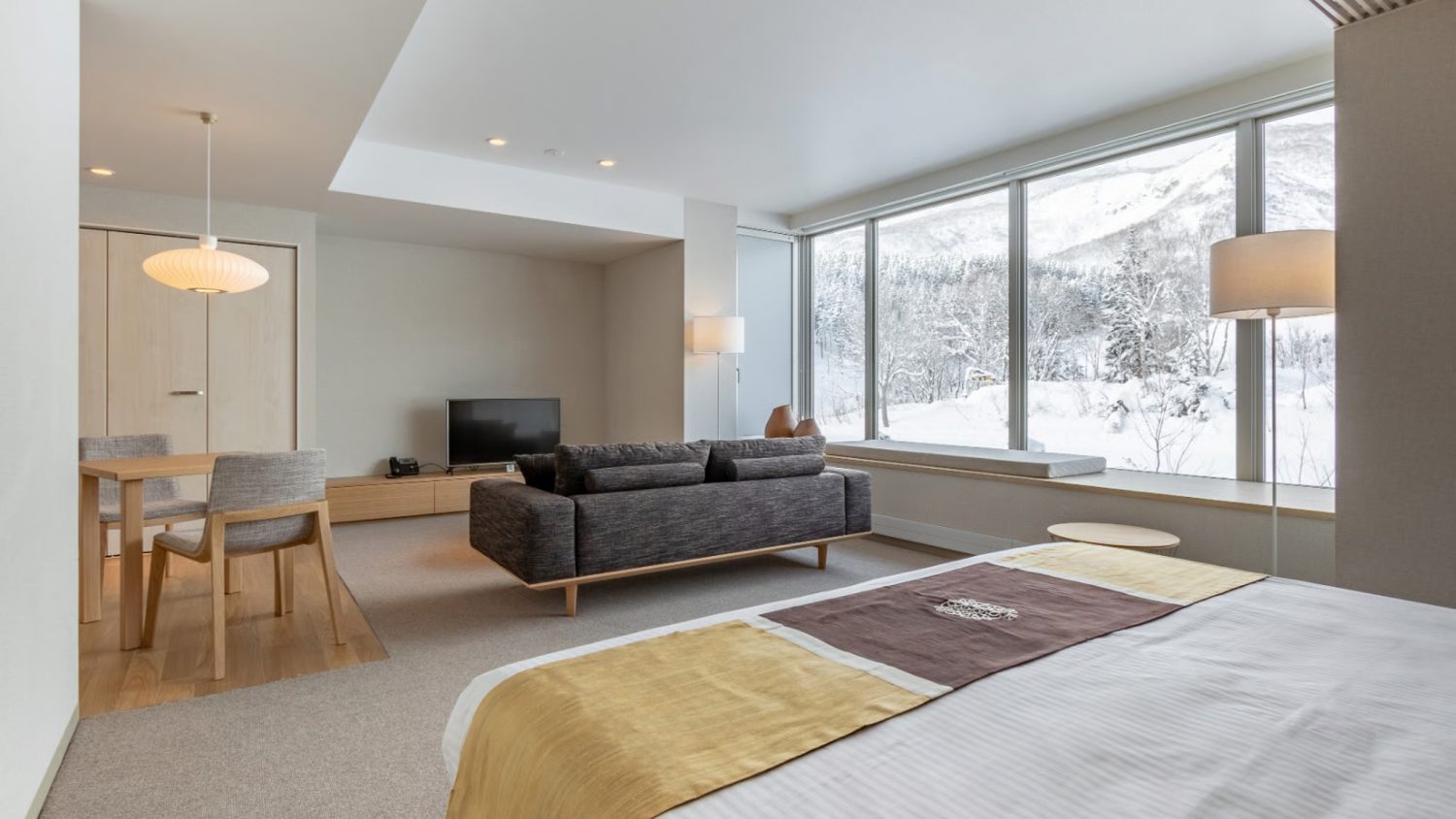 the-maples-niseko-deluxe-studio-spacious-area