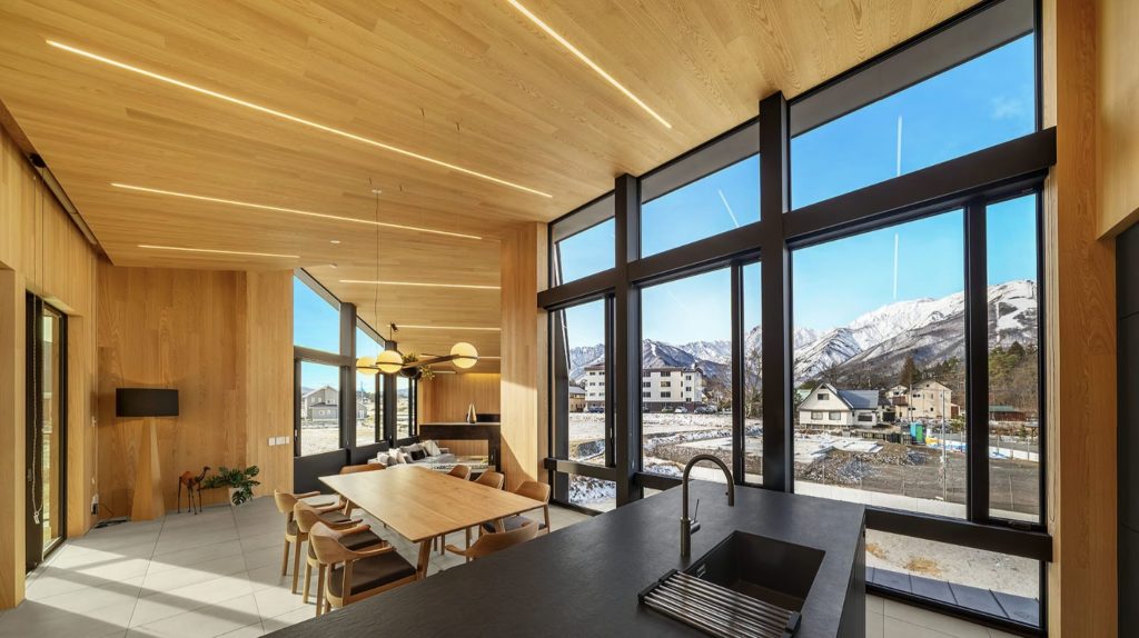 Hakuba Chalets with shuttle service - Momo Chalet dining area