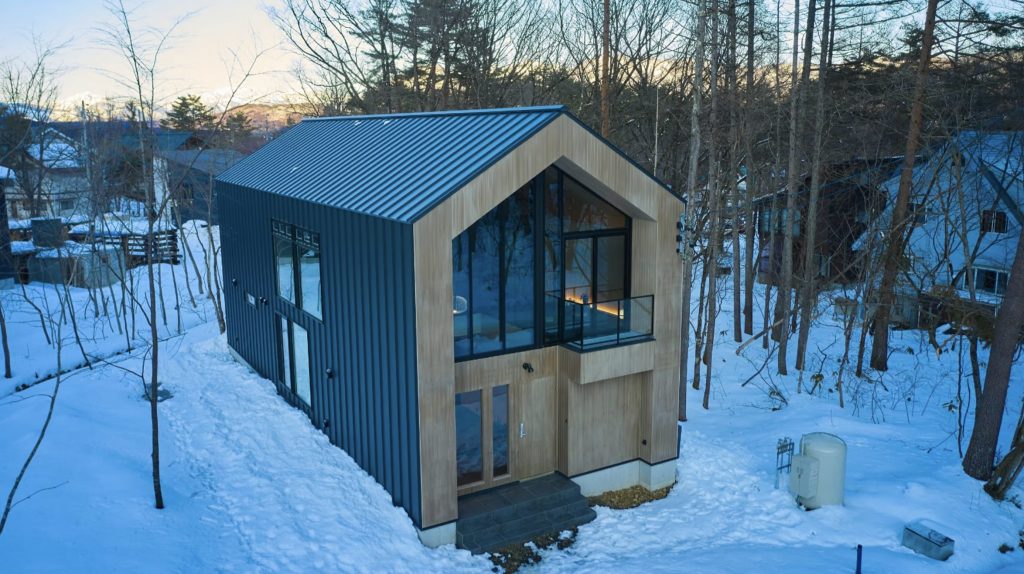 Hibiku Chalet has a shuttle service that brings you to Hakuba ski lifts