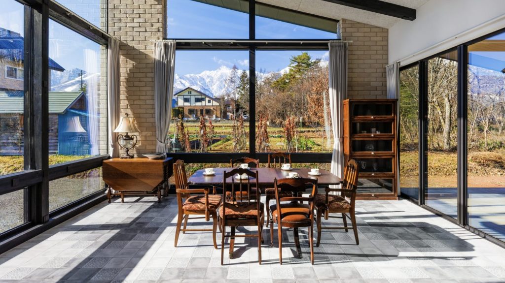 Dining room with a view at Jolie Maison Chalet