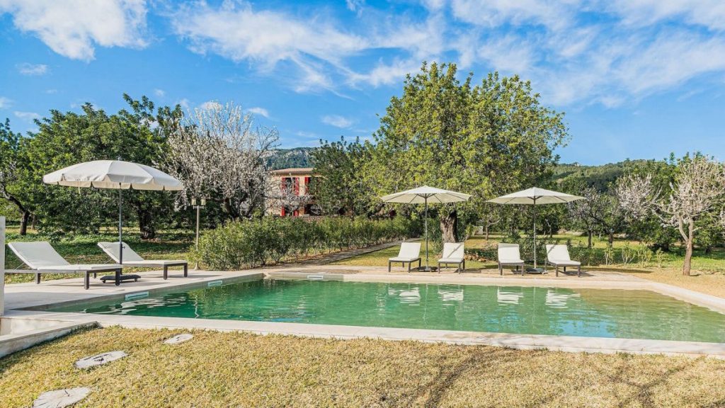 Villa Empaltada pool and garden