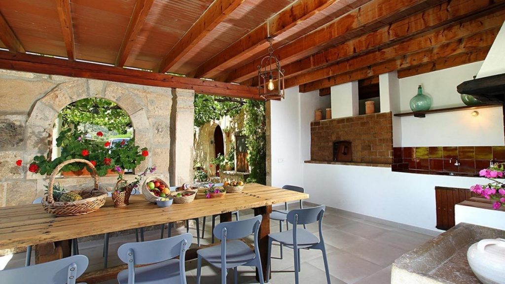 Villa Crever alfresco dining