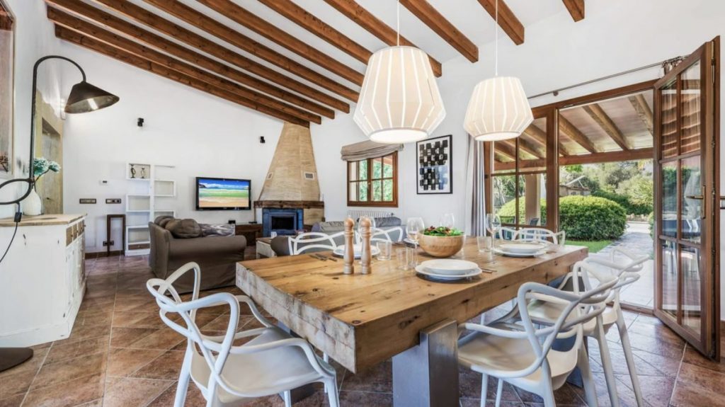 Villa Melis dining area